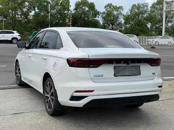 Geely Emgrand 2022