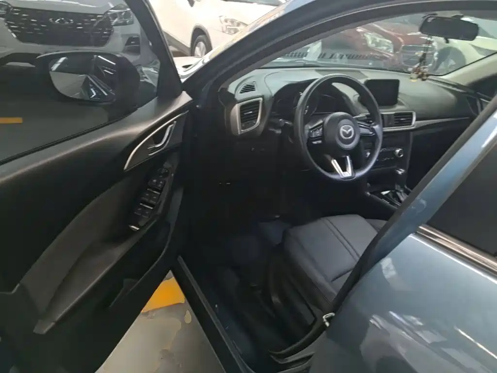 Mazda 3 Axela 2018 — фото 16