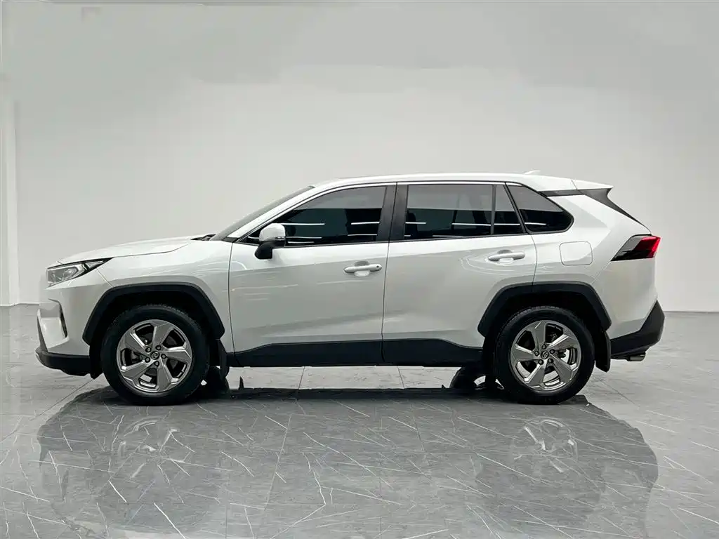 Toyota RAV4 2022 — фото 3