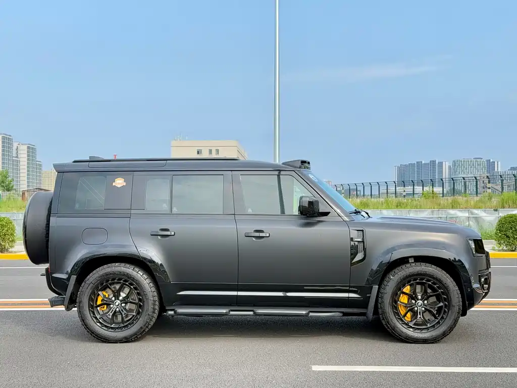 Land Rover Defender 2025