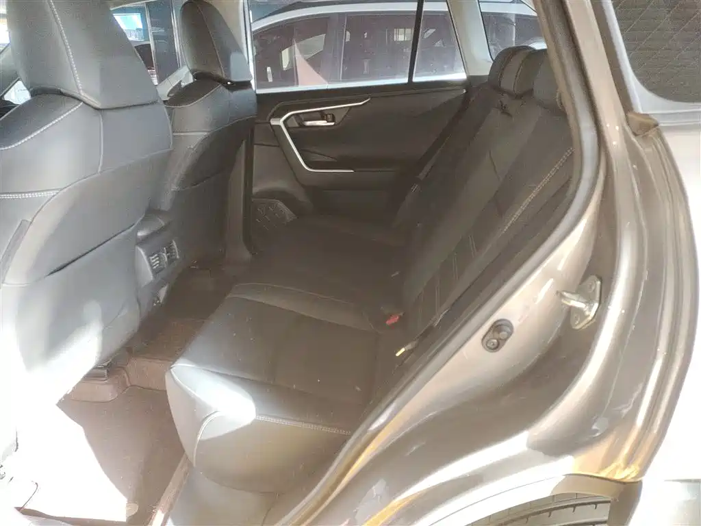 Toyota RAV4 2023 — фото 16
