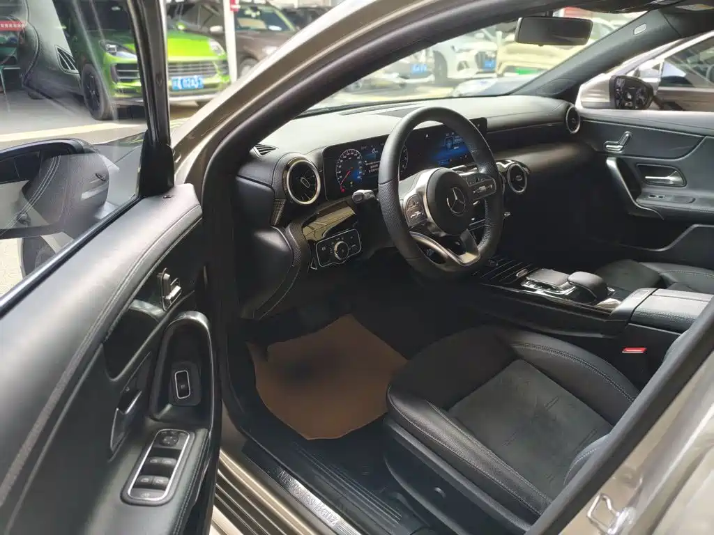 Mercedes-Benz A-Class 2019 — фото 16