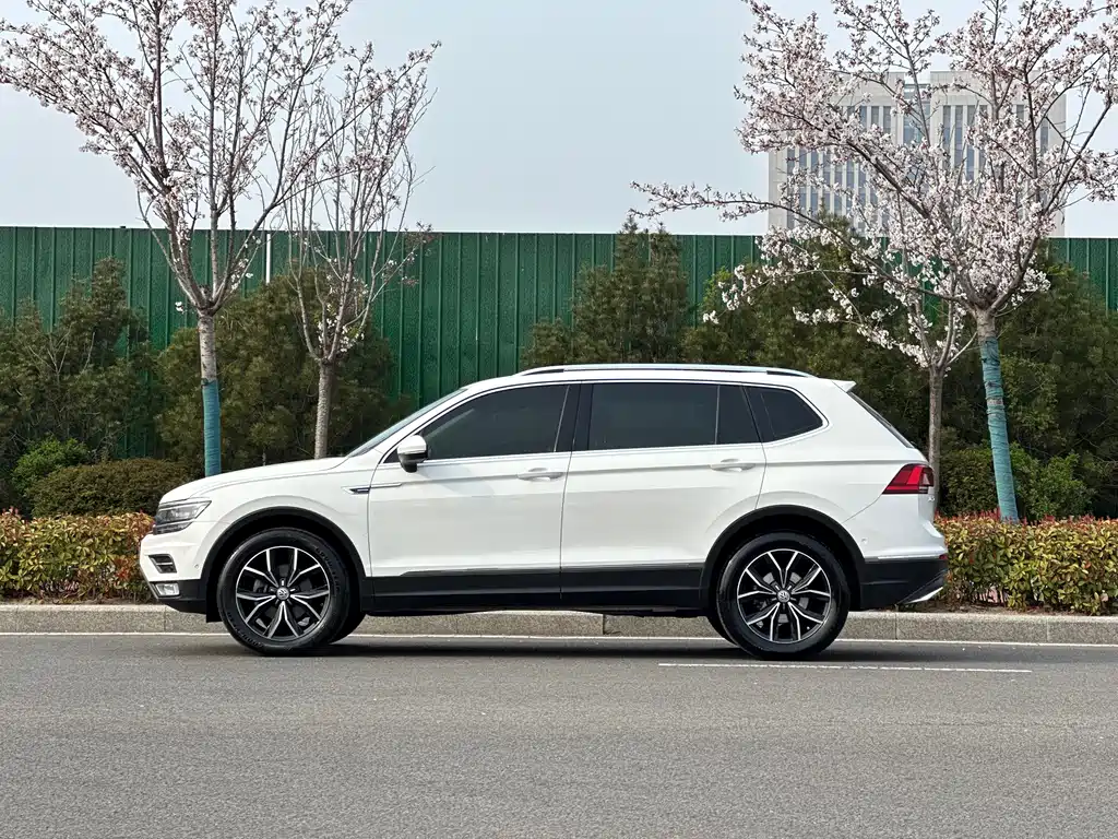 Volkswagen Tiguan L 2017 — фото 3