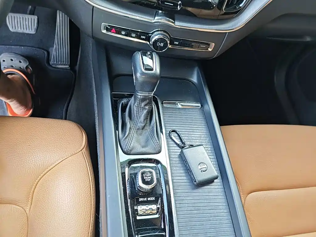 Volvo XC60 2018 — фото 10