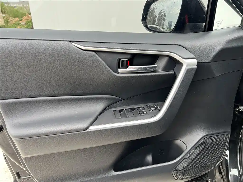 Toyota RAV4 2023 — фото 11