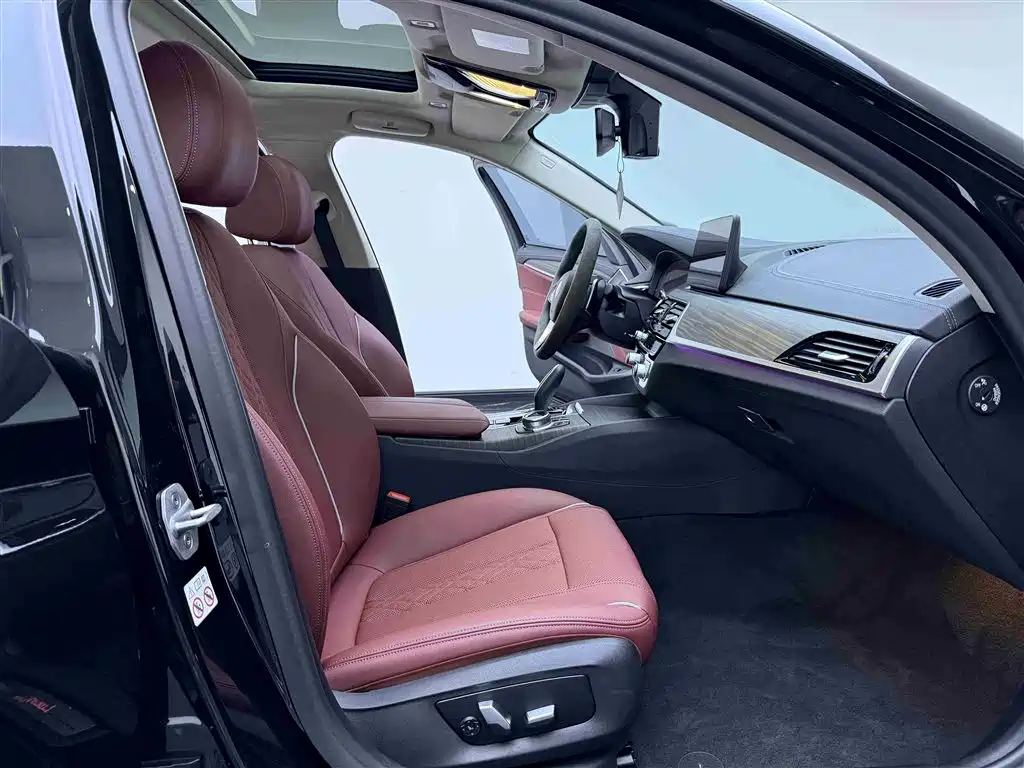 BMW 5 Series 2021 — фото 10