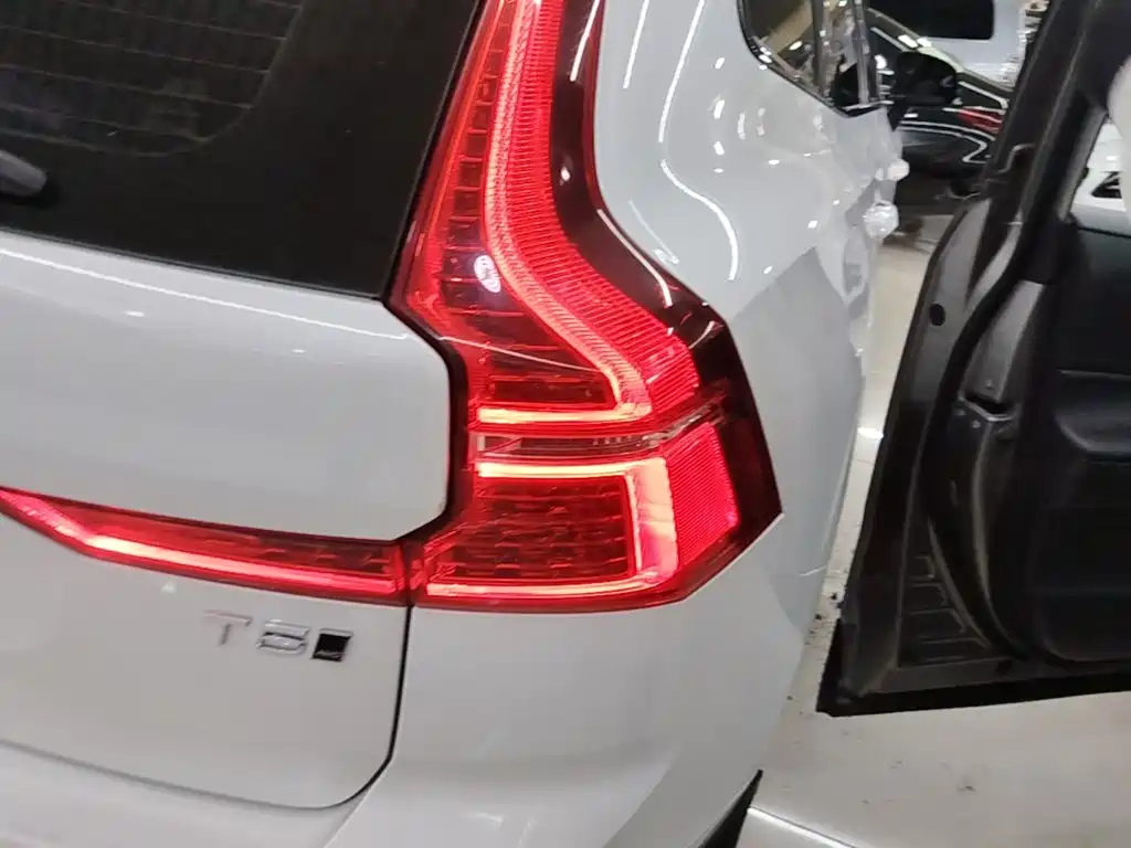 Volvo XC60 2021 — фото 24