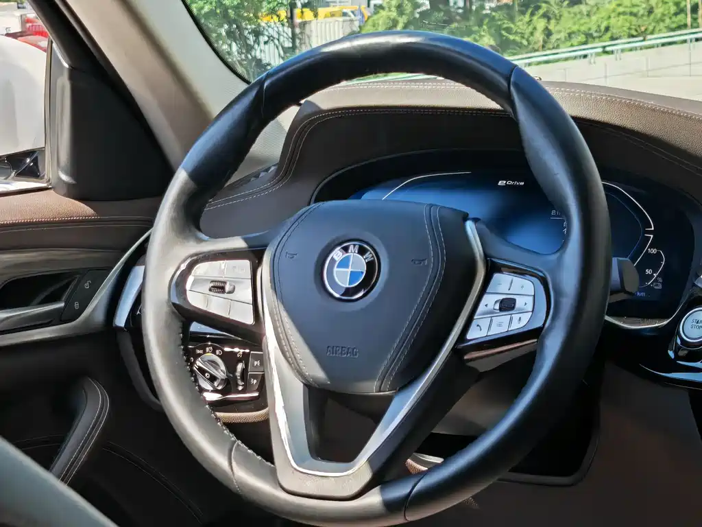 BMW 5 Series New Energy 2019 — фото 10