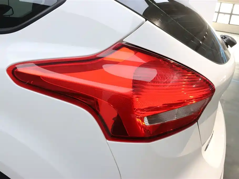 Ford Focus 2019 — фото 30