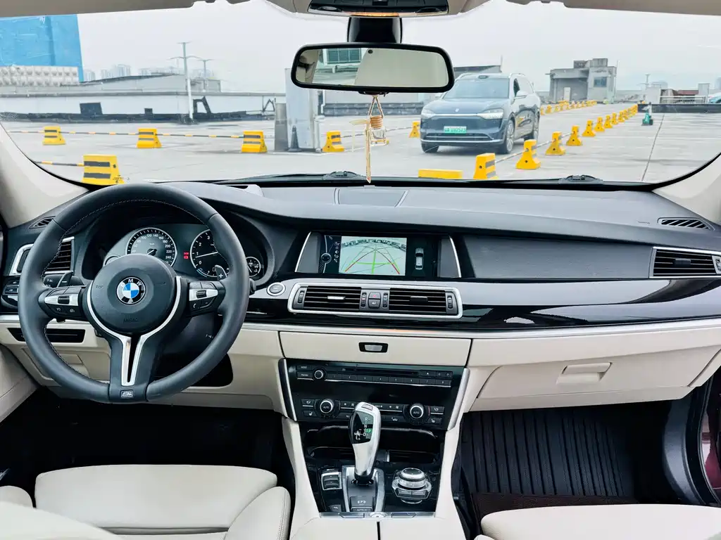 BMW 5 Series GT 2011 — фото 18