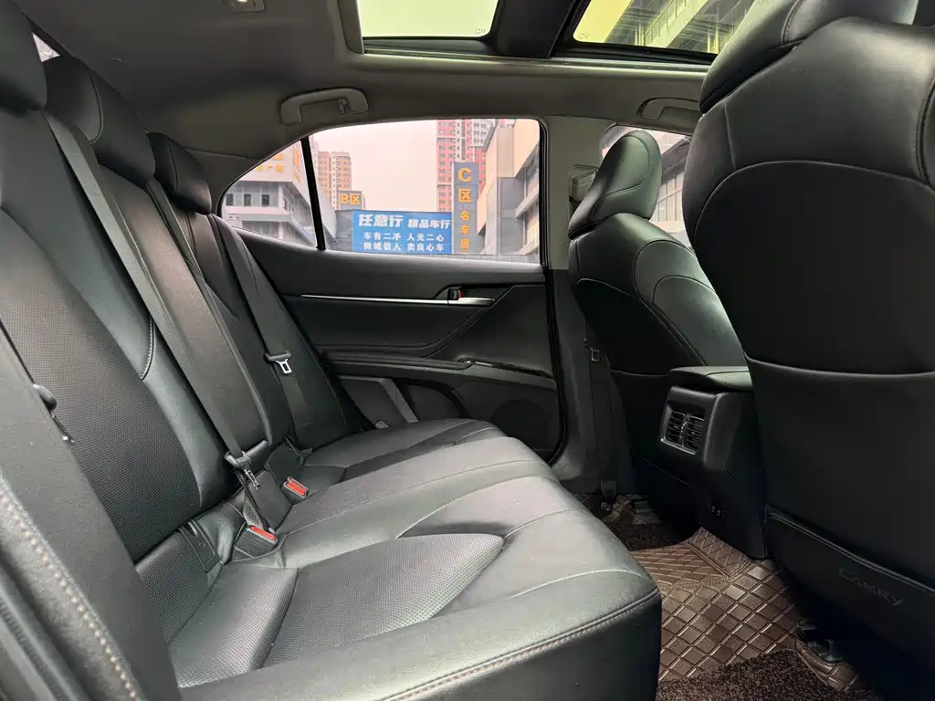 Toyota Camry 2019 — фото 17