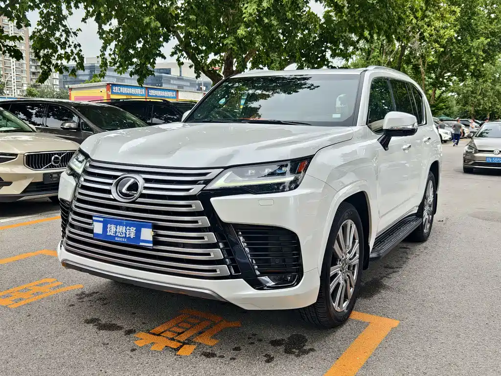 Lexus LX 2023 — фото 1