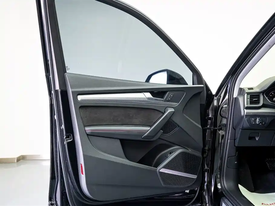 Audi Q5L 2021 — фото 10