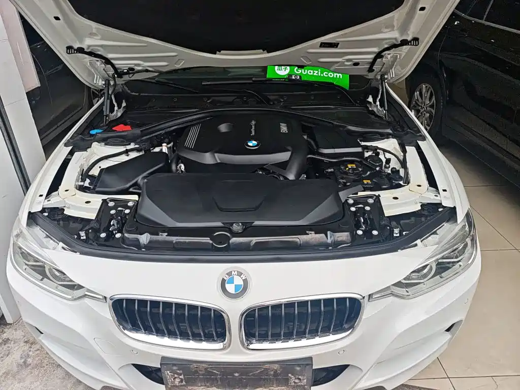 BMW 3 Series 2018 — фото 16