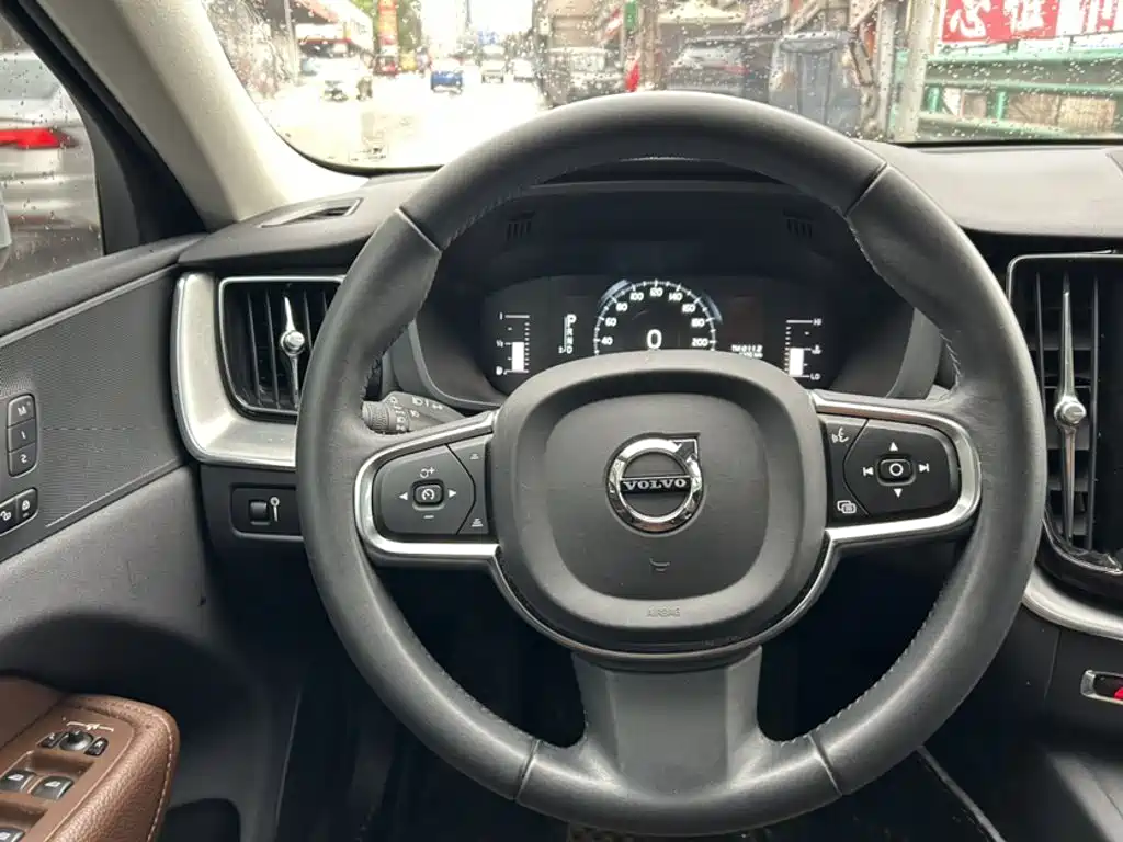 Volvo XC60 2019 — фото 15