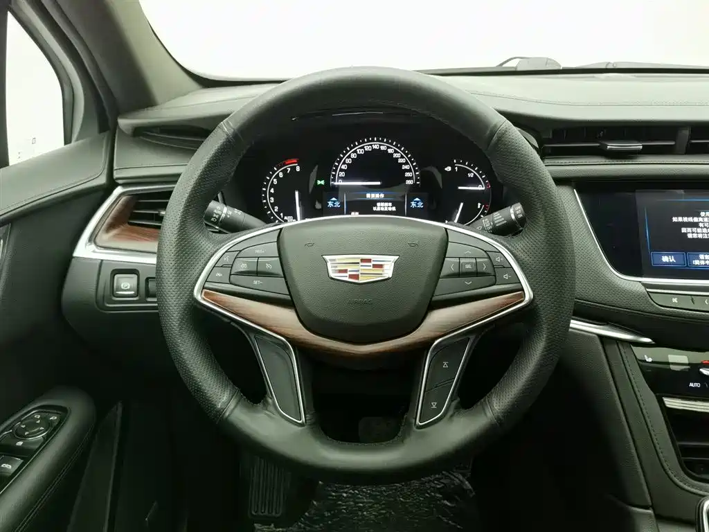 Cadillac XT5 2018 — фото 11