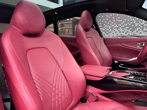 Aston Martin DBX 2023