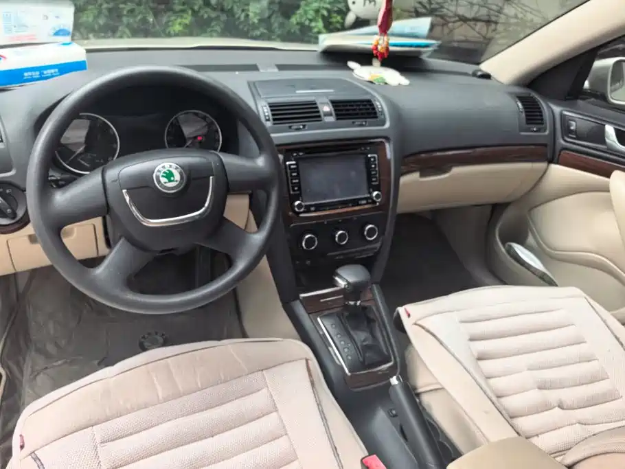 Skoda Octavia 2012 — фото 12
