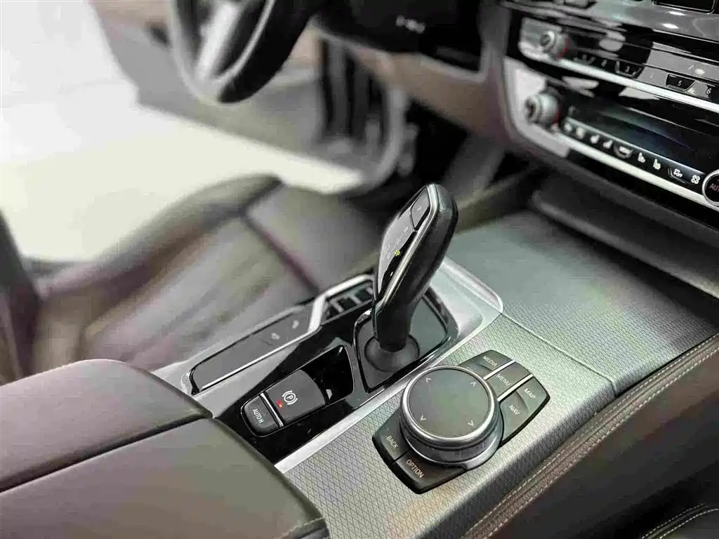 BMW 5 Series 2019 — фото 13