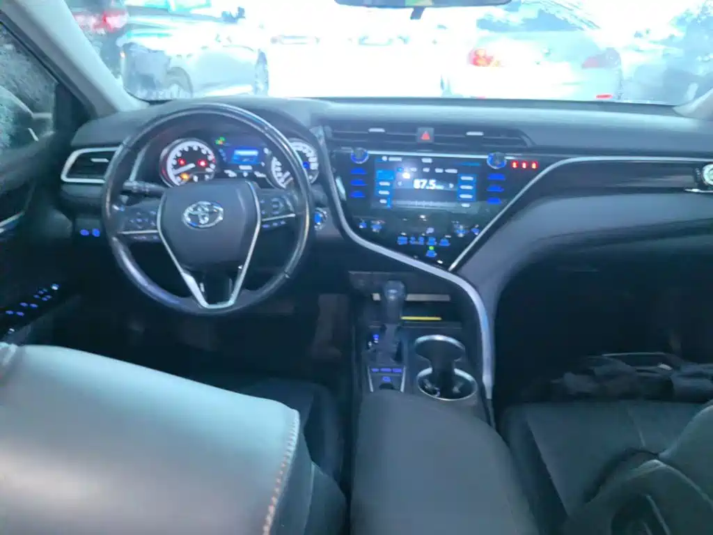 Toyota Camry 2019 — фото 10
