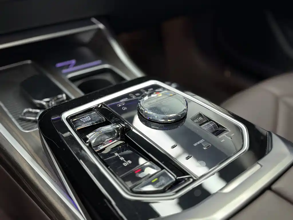 BMW i7 2025 — фото 16