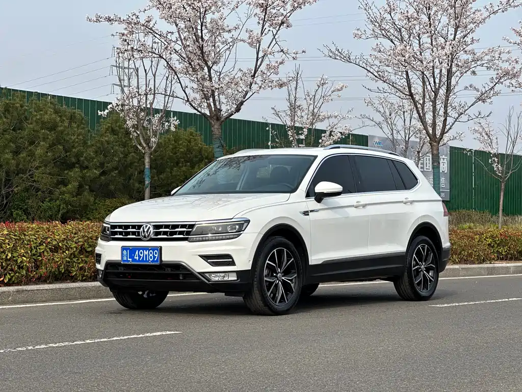 Volkswagen Tiguan L 2017 — фото 1