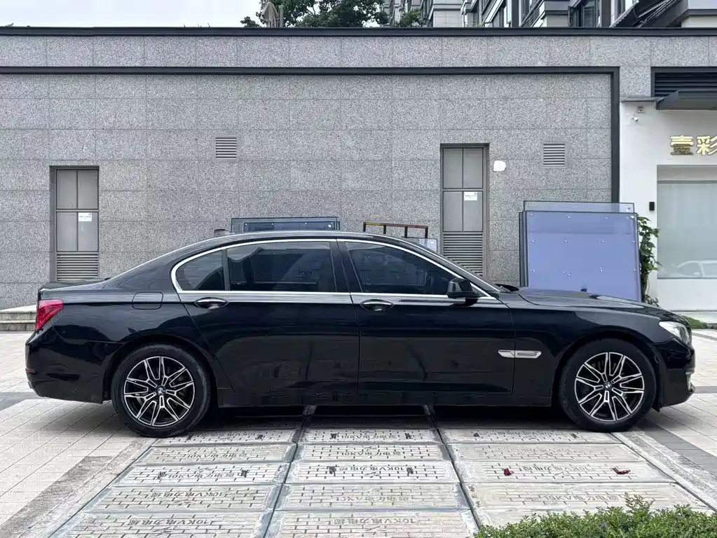 BMW 7 Series 2011 — фото 6