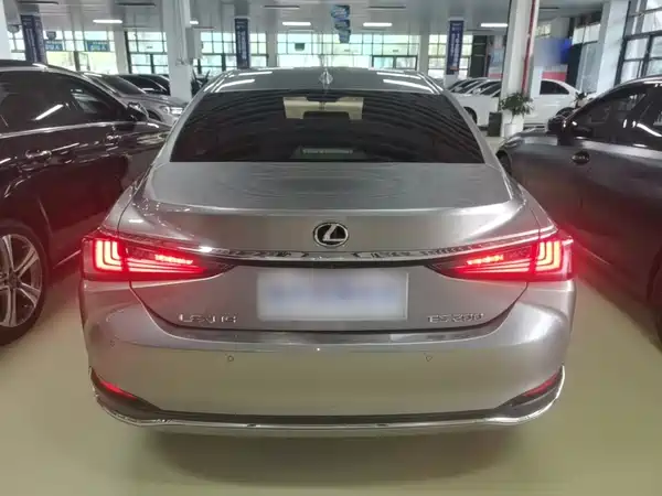 Lexus ES 2020