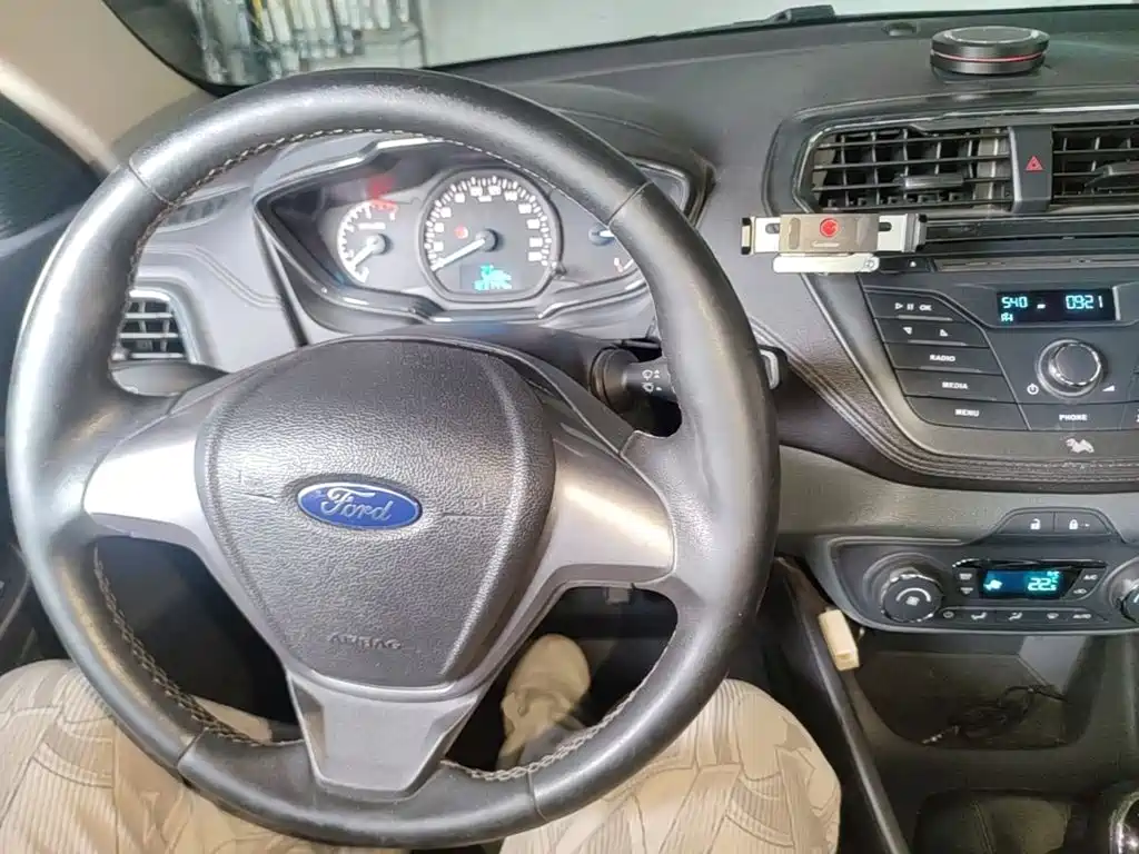 Ford Escort 2017 — фото 10