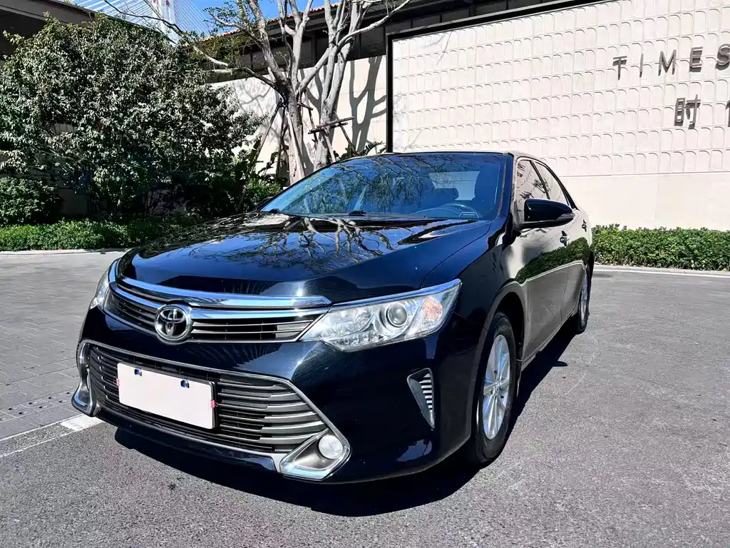 Toyota Camry 2015 — фото 1