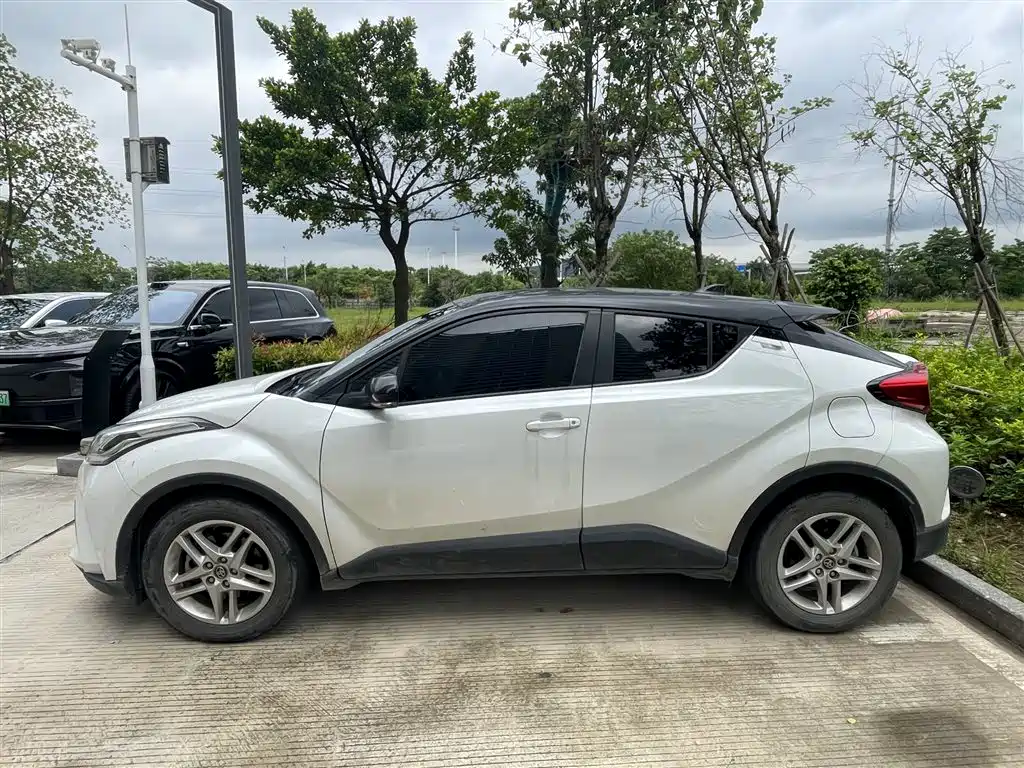 Toyota C-HR 2022 — фото 3