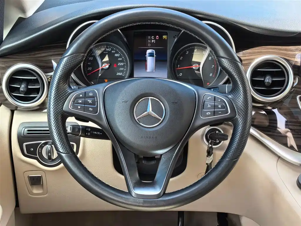Mercedes-Benz V-Class 2020 — фото 15