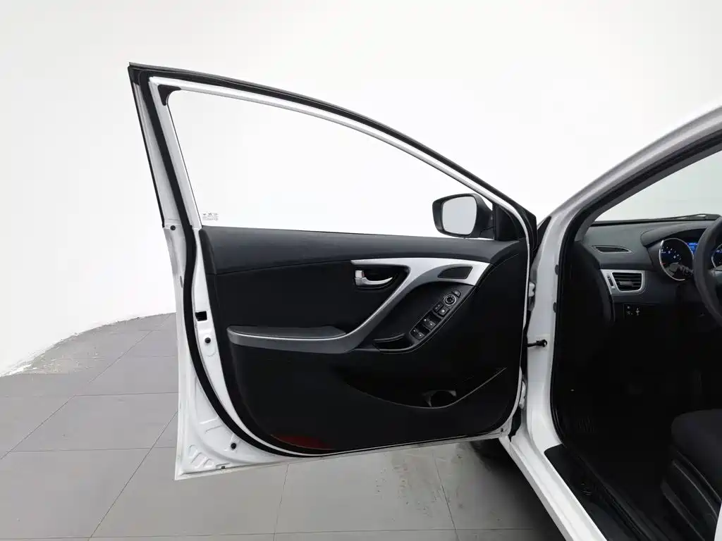 Hyundai Elantra 2017 — фото 8