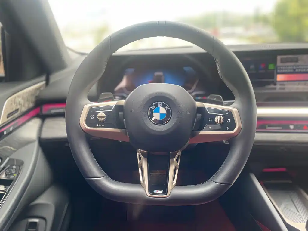 BMW 5 Series 2025 — фото 10