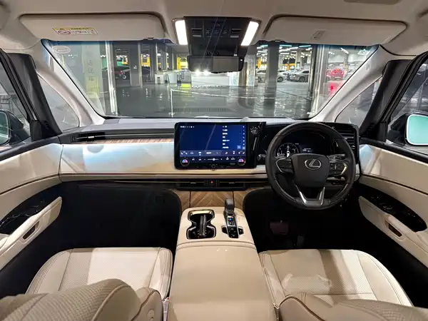 Lexus LM 2026