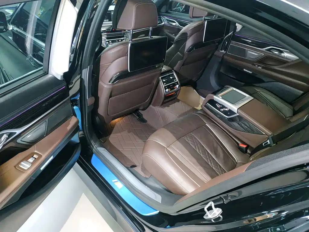 BMW 7 Series 2018 — фото 17