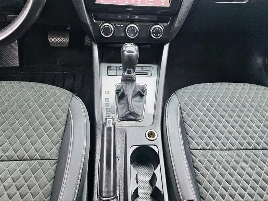 Skoda Octavia 2018 — фото 16