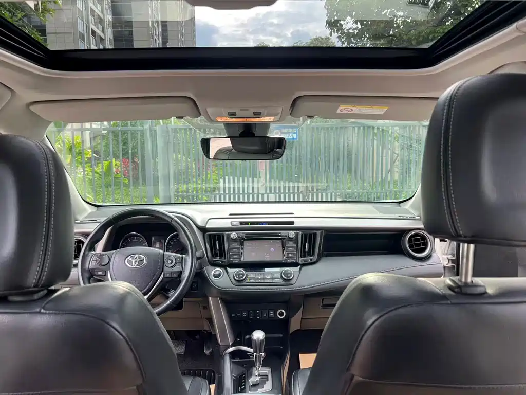 Toyota RAV4 2016 — фото 12