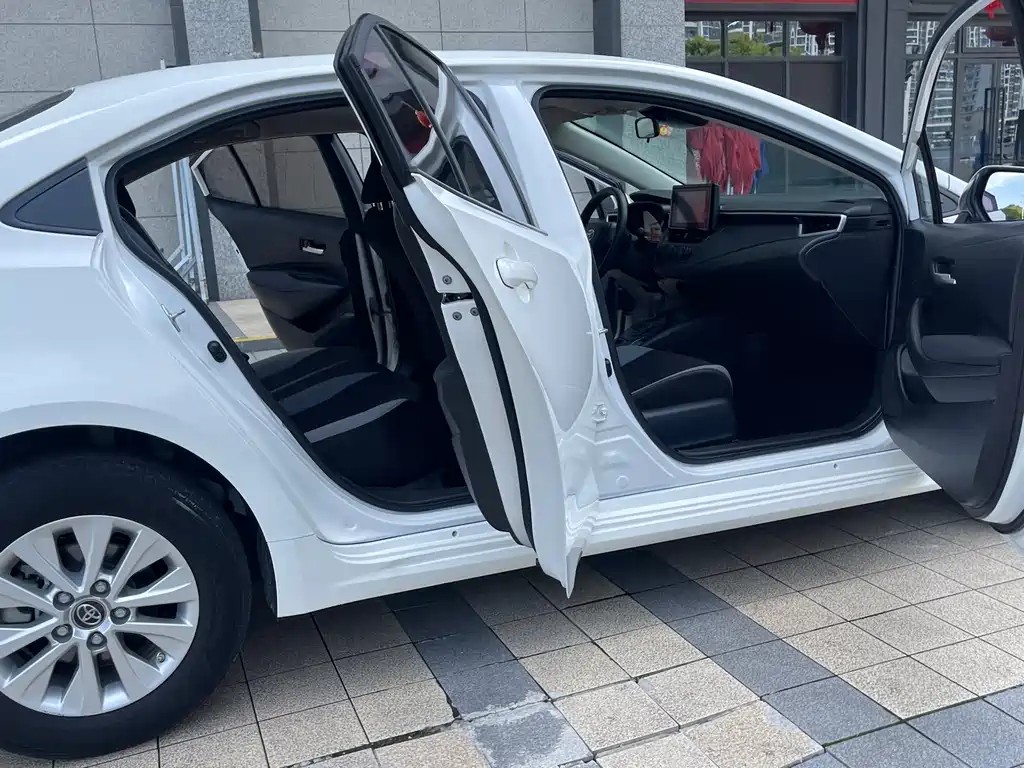 Toyota Corolla 2023 — фото 17