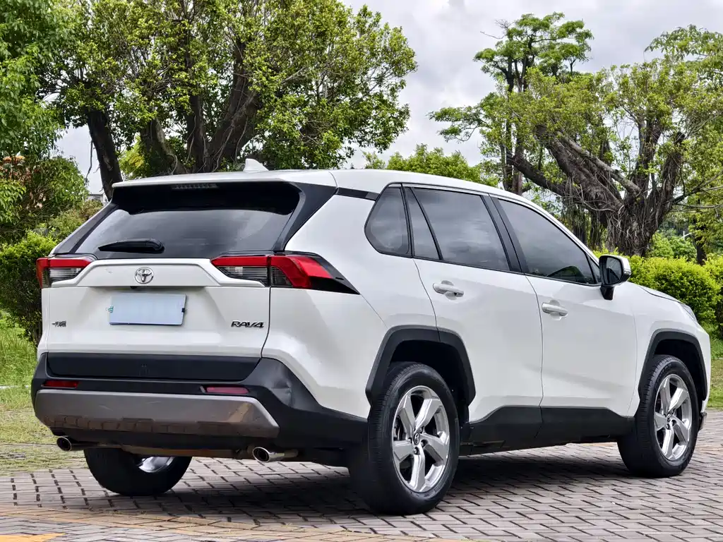 Toyota RAV4 2021 — фото 13