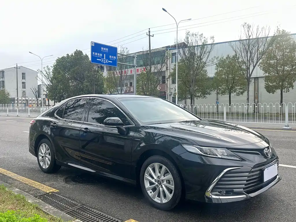 Toyota Camry 2023 — фото 3