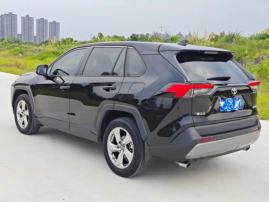 Toyota RAV4 2023 — фото 5