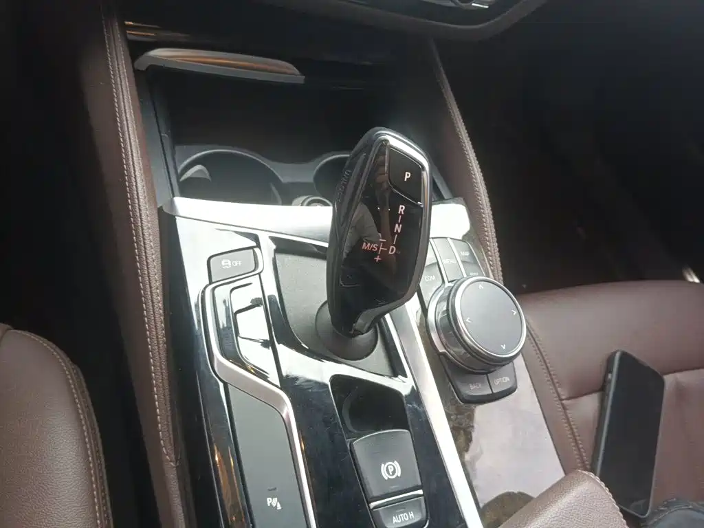 BMW 5 Series 2019 — фото 10