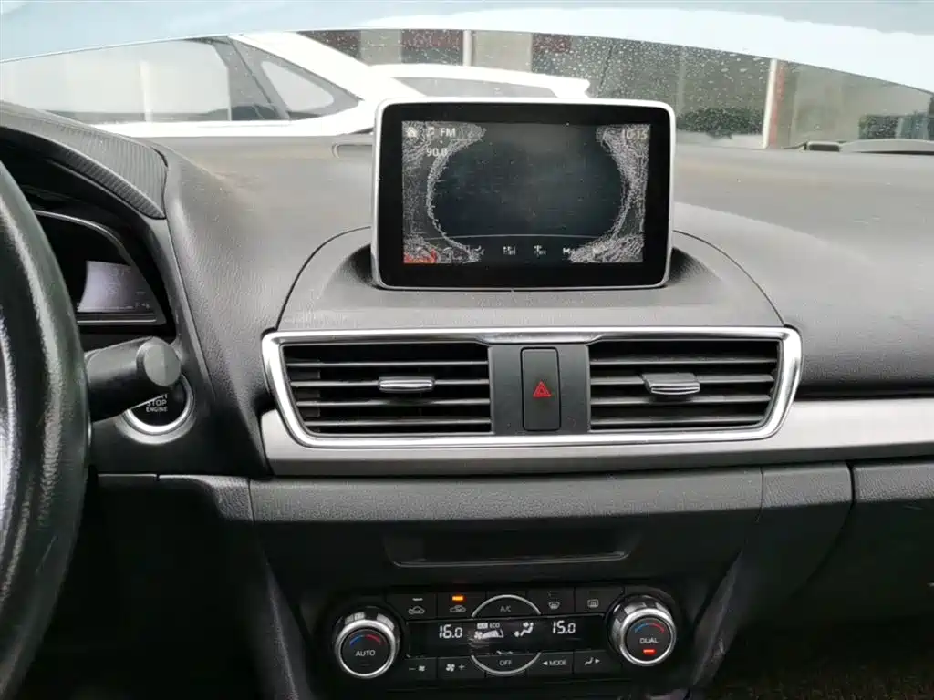 Mazda 3 Axela 2016 — фото 13