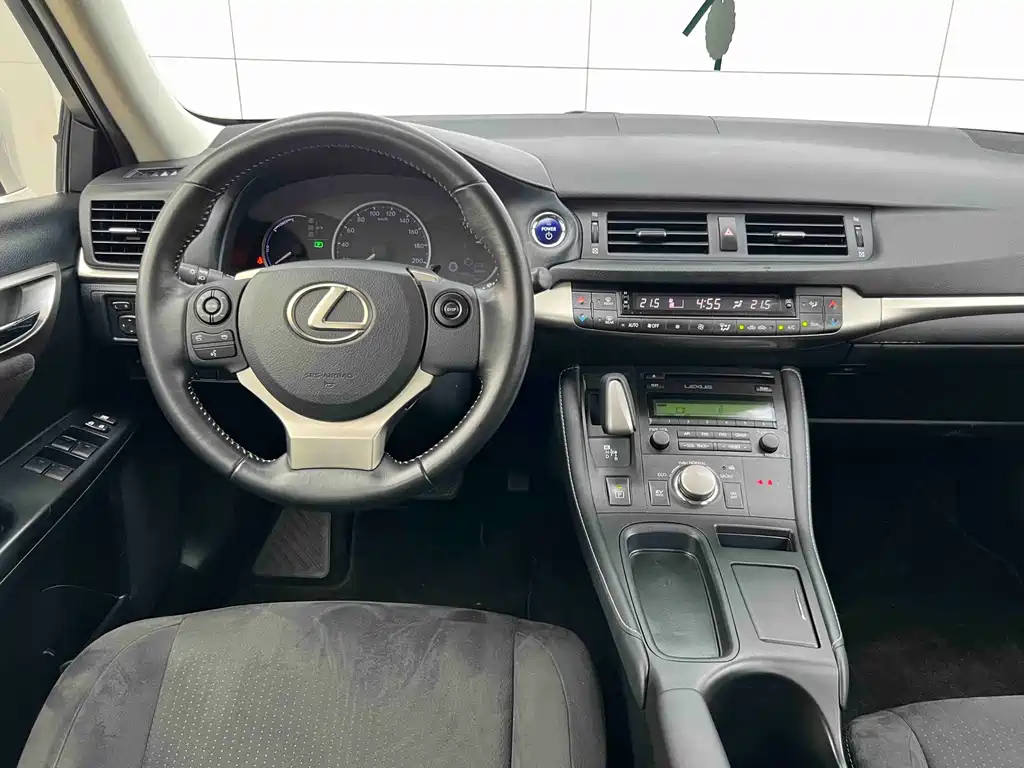 Lexus CT 2017 — фото 16