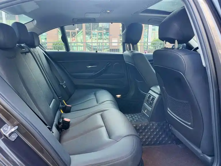 BMW 3 Series 2017 — фото 13