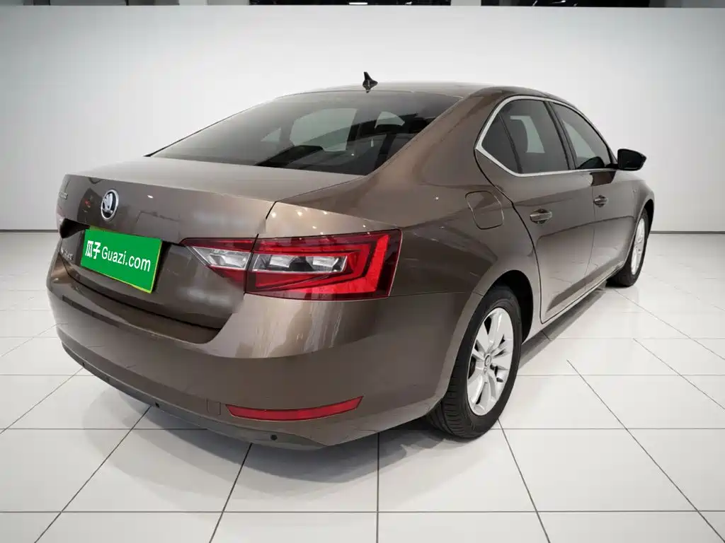 Skoda Superb 2017 — фото 24