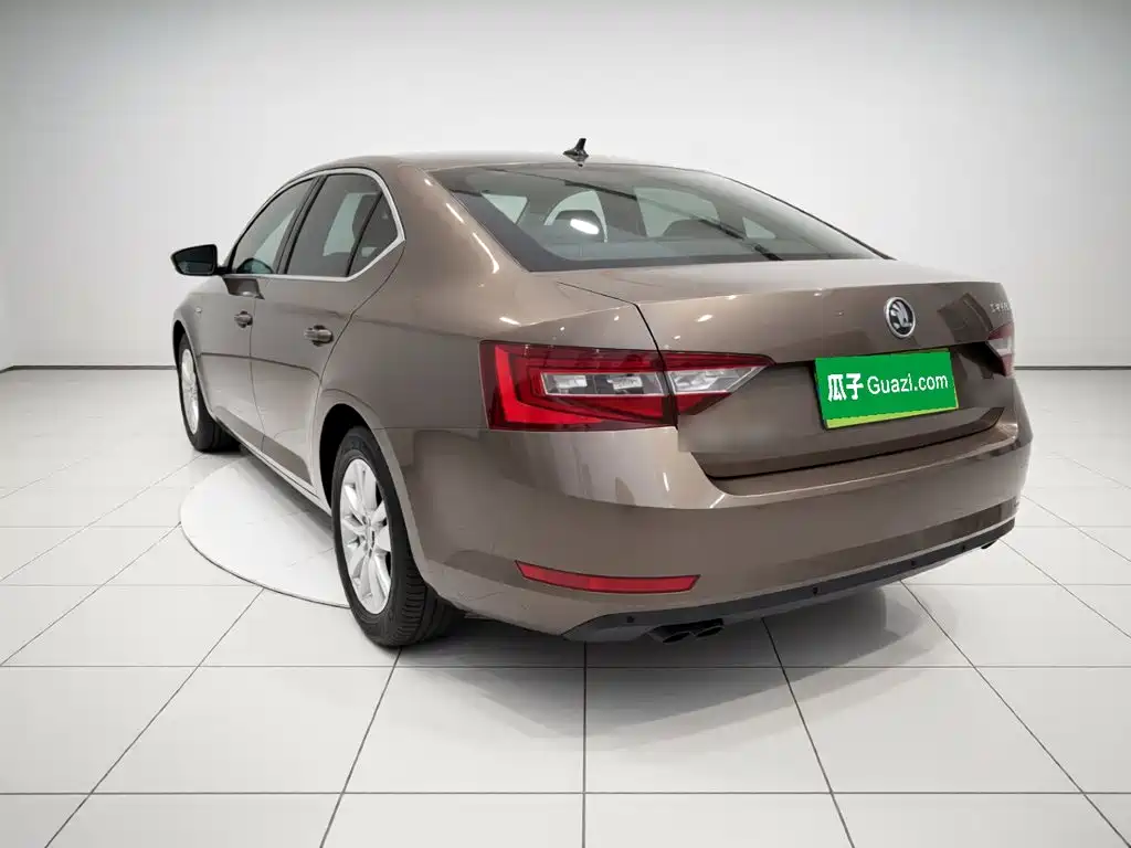 Skoda Superb 2017 — фото 22