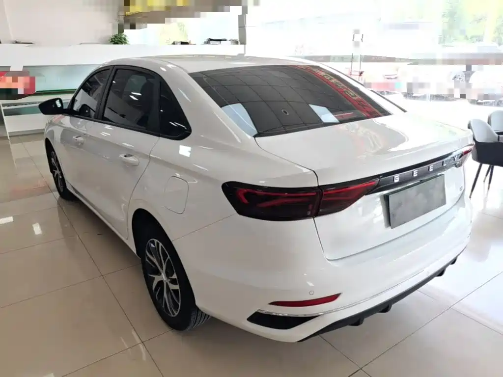 Geely Emgrand 2022
