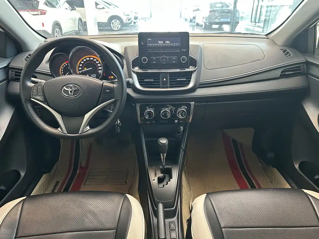 Toyota Yaris L 2022 — фото 10